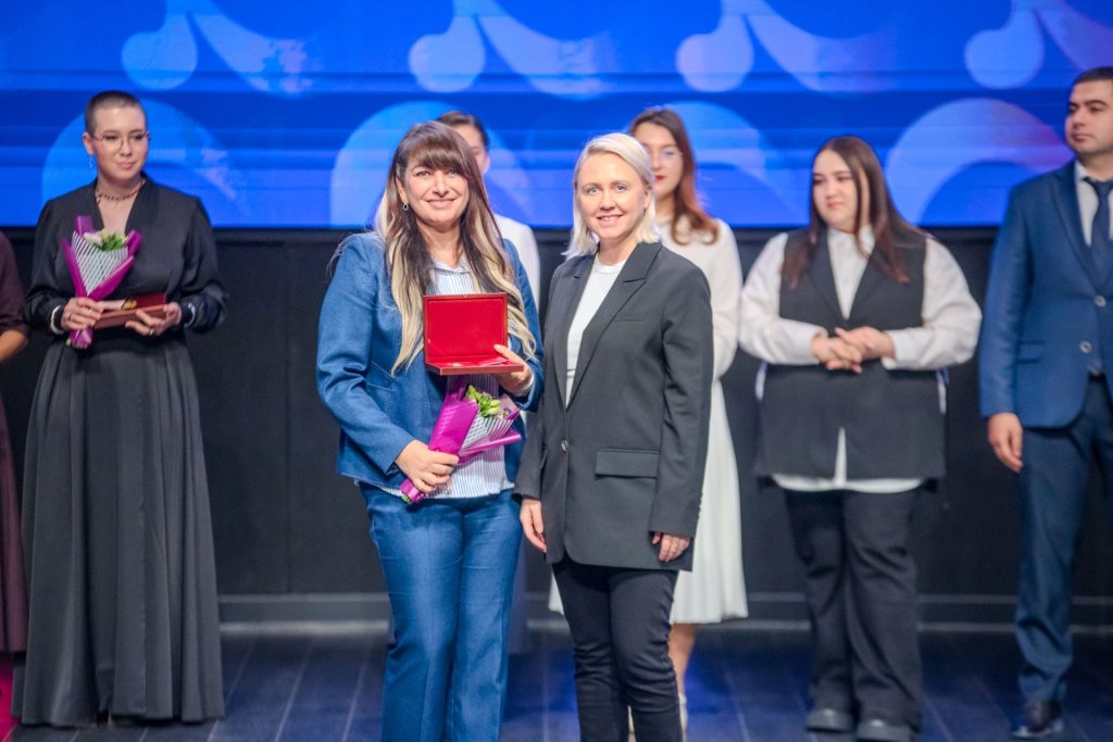 Руководитель волонтерского движения КС №54 имени Петра Вострухина получила награду от Правительства Москвы. Фото: официальная страница Колледжа связи №54 имени Петра Вострухина в социальных сетях