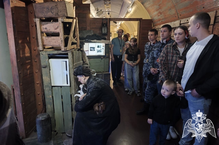 В Ульяновске росгвардейцы посетили передвижную выставку «Поезд Победы»