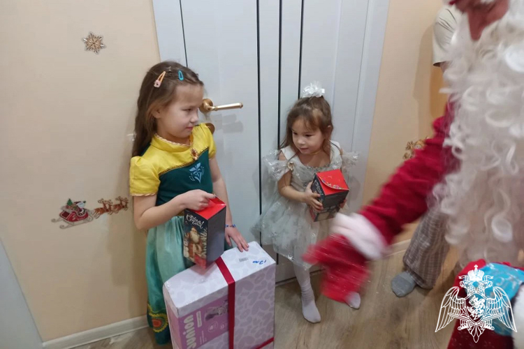 Дед Мороз специального назначения вручил новогодний подарок школьнице из Краснодара