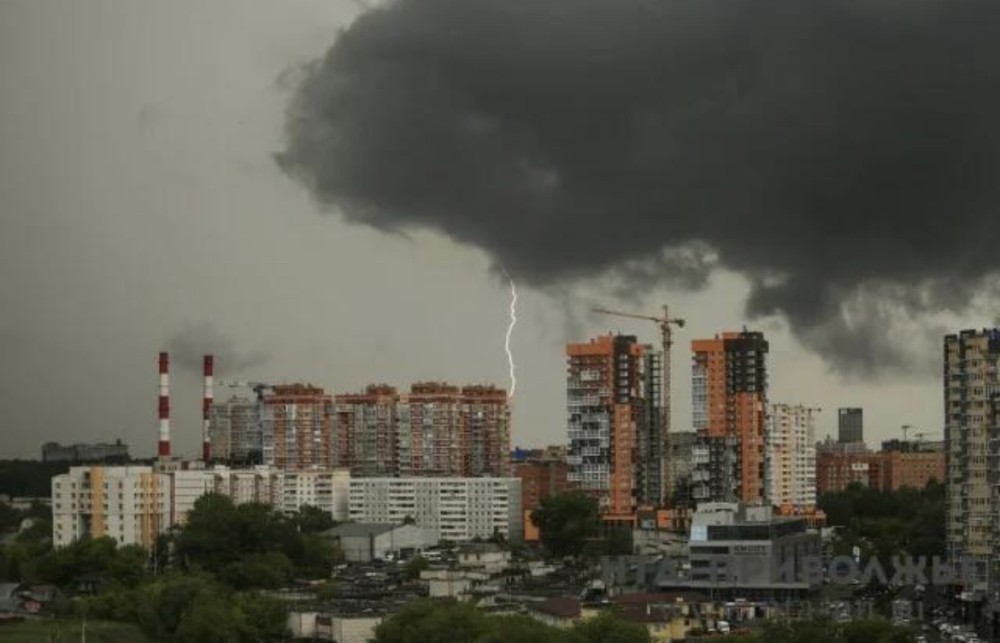 14 тыс. кировчан остались без света и двое пострадали из-за грозы