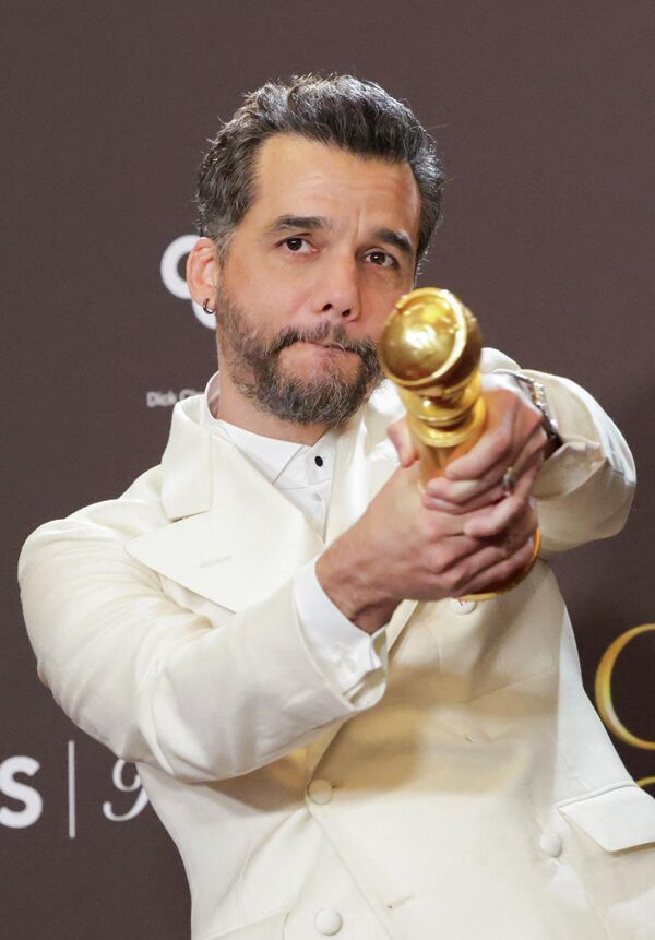 Вагнер Моура позирует с наградой за лучшую мужскую роль в фильме "Секретный агент" - Sputnik Абхазия