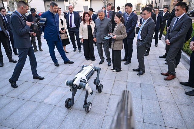 Минниханов встретился с андроидом на выставке высоких технологий в Шэньчжэне