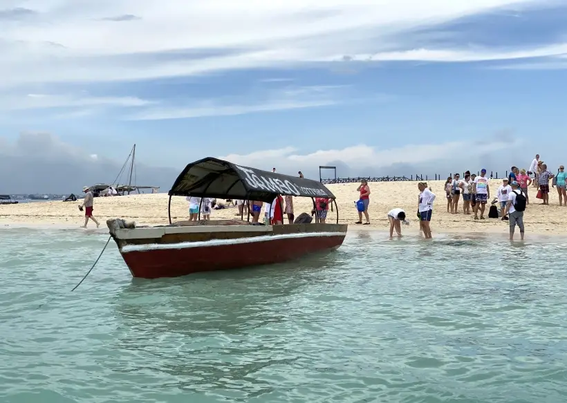 В Росавиации предложили создать в Африке авиахаб для транзитных перелетов из РФ. Фото. Туристы отправляются на морскую прогулку на Занзибаре. © РИА Новости. Михаил Алаеддин