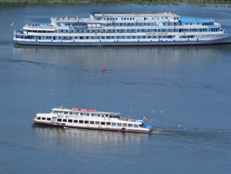 Панорама самары вдалеке теплоход красивая фотография. Теплоход космонавт гагарин. Теплоход космонавт гагарин. Речной транспорт москвы. Теплоход в.