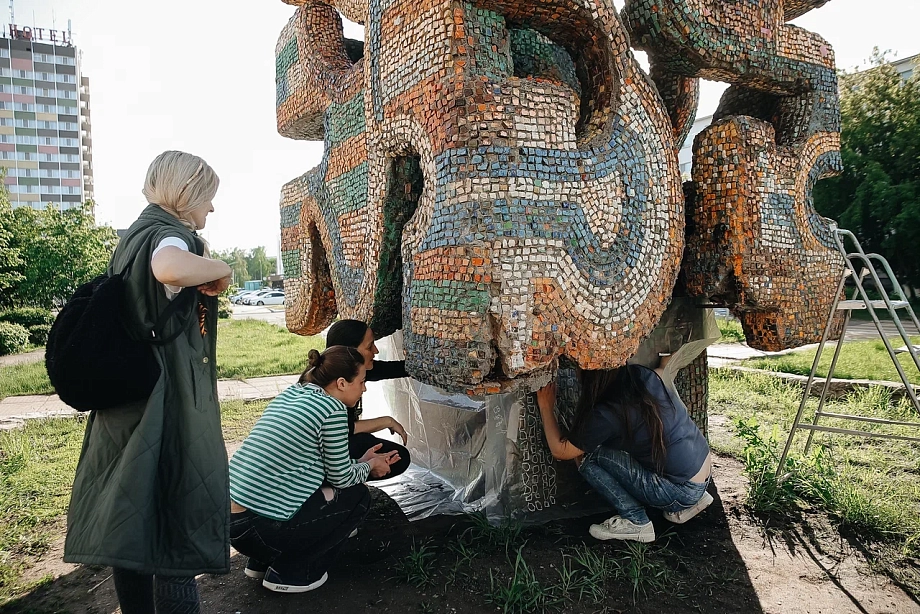 Фото: челнинские активисты начали восстанавливать скульптуру Ханова 