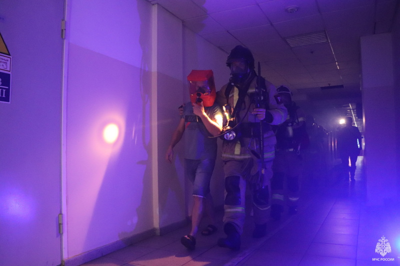 В Орле огнеборцы провели учение по ликвидации условного пожара в гостиничном комплексе
