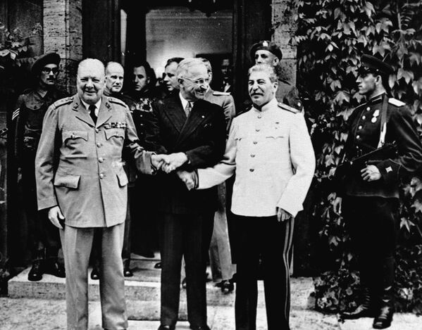 Черчилль, Трумэн и Сталин на Потсдамской конференции. (Фото © CORBIS/Corbis via Getty Images) - Sputnik Абхазия