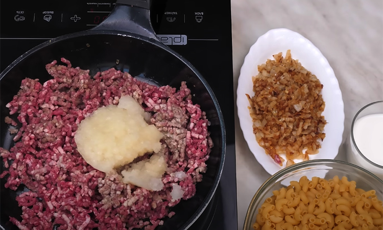 Мясной фарш. Сочный фарш. Что добавить в фарш для котлет для сочности. Фарш для котлет. Добавить картошку в фарш для котлет.