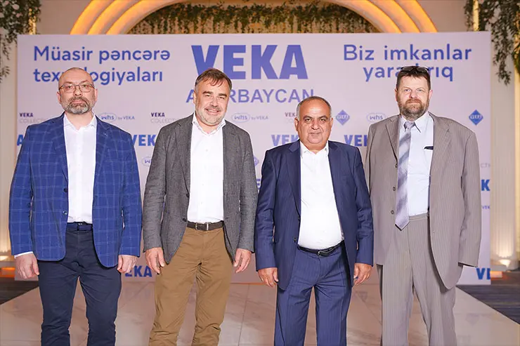 Генеральный директор VEKA Rus Андрей Таранушич с гостями на выставке BakuBuild