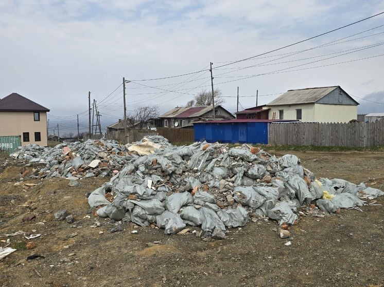 В Холмске обнаружили горы мешков со строительным мусором