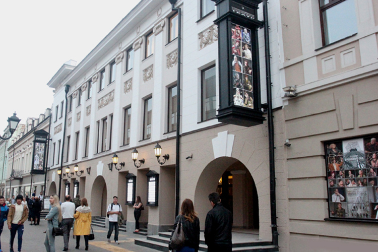 В текущем репертуаре КАРБДТ им. Качалова всего три спектакля приглашенных режиссеров: «Роковые яйца» (1997) Владимира Дашкевича совместно с Александром Яковлевичем, «Укрощение строптивой» (2016) Игоря Коняева и детская сказка «Поющий поросенок» (2025) Аделины Сапаевой