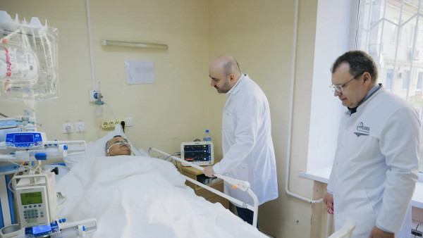 Губернатор Самарской области навестил пострадавшего при атаке БПЛА 