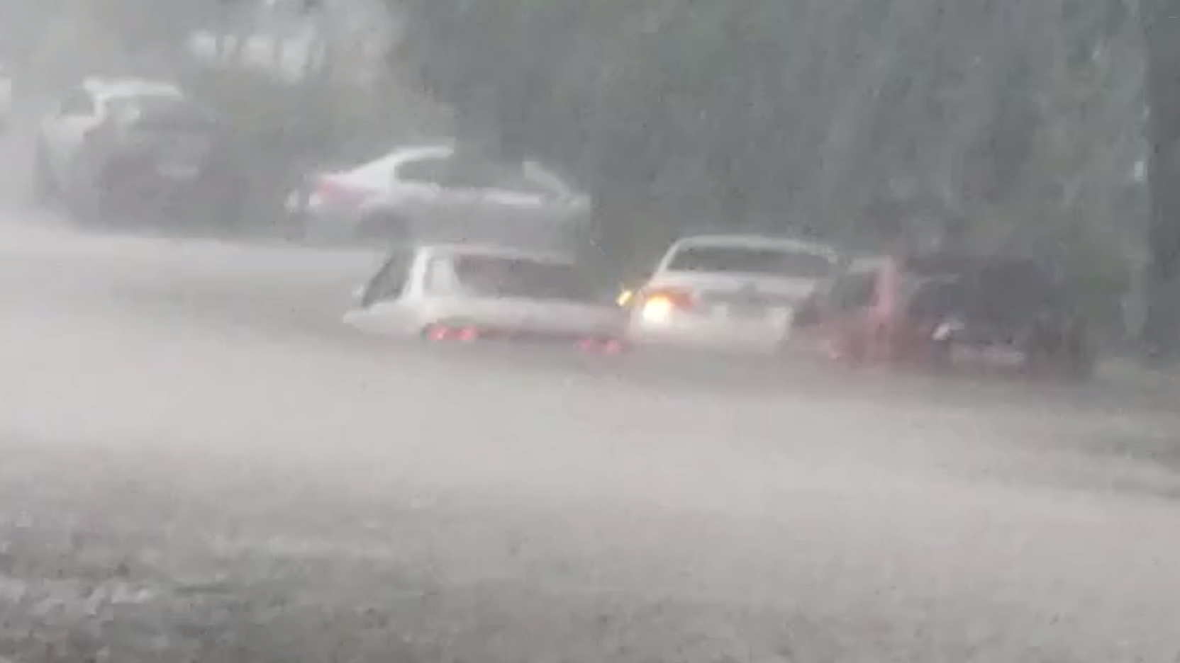 ливень. 06. мощный ливень превратил вологду в венецию. 12. дождь в москве.