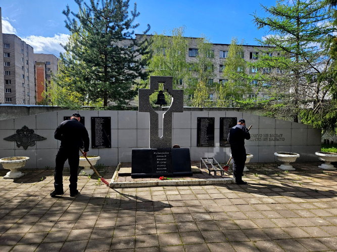 Новгородские росгвардейцы привели в порядок территорию вокруг мемориала, посвященного погибшим сотрудникам правопорядка