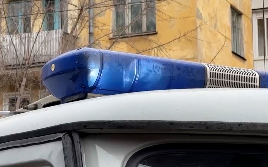 Саратовчанка облила горячим маслом полицейских и ударила одного из них ножом