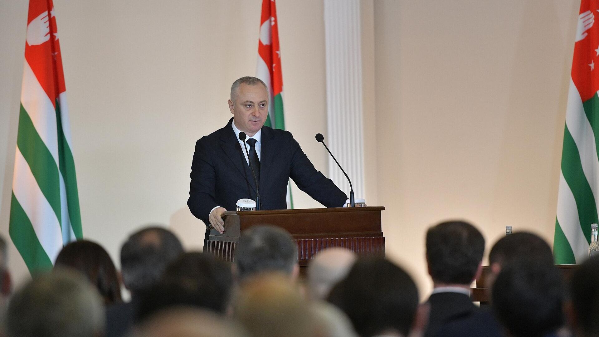 Бадра Гунба выступает с посланием к Народному Собранию республики - Sputnik Абхазия, 1920, 28.12.2025