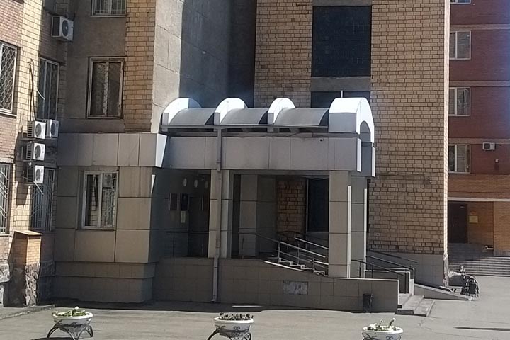 В Абакане у водителя, который выбежал из машины преследовать подростков, отсудили 15 тысяч
