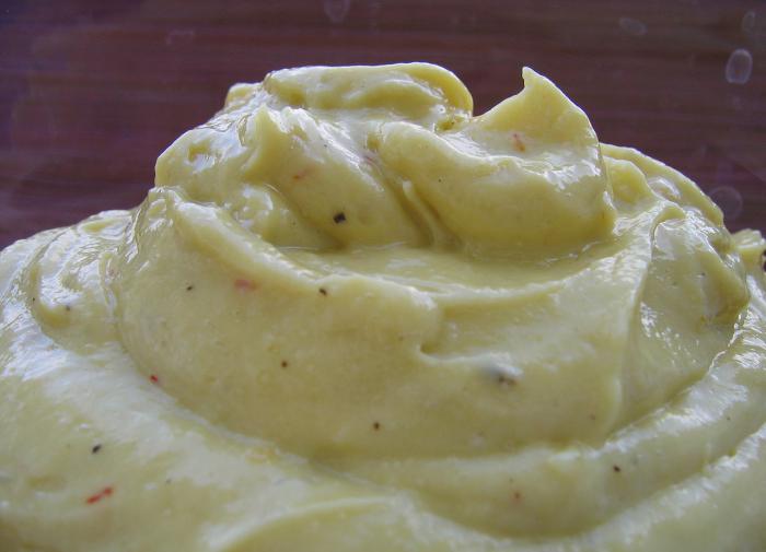 Соус для куриных крылышек с чесноком и пармезаном