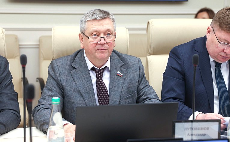 Александр Лутовинов