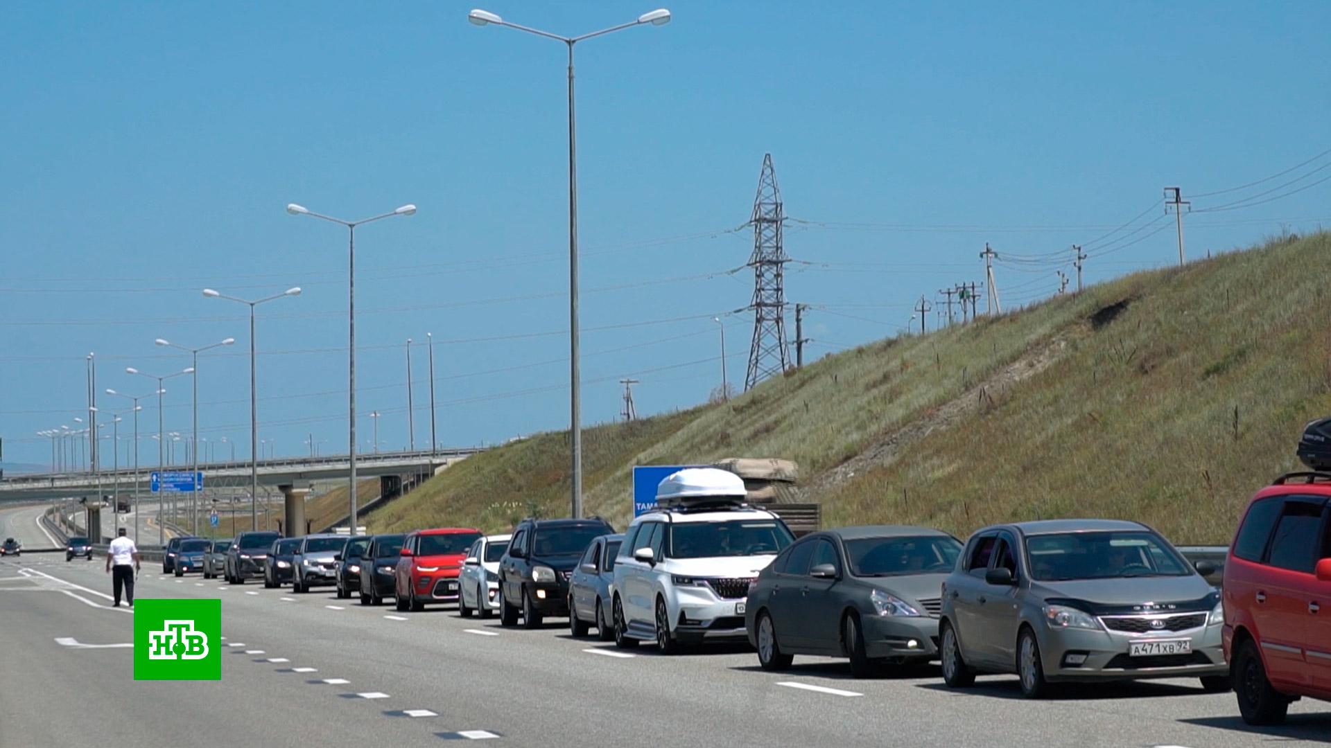 Крымский мост время пробки. Крымский мост пробки. Крым мост. Пробка на подъезде к Крымскому мосту. Пробка в Крым.