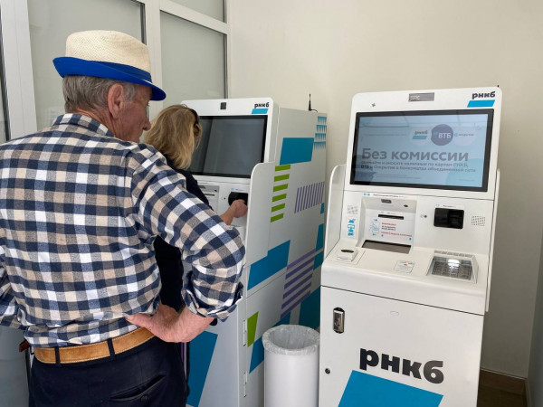 Россиянам сложнее снять наличные через банкомат: какой лимит
