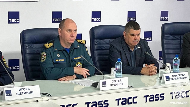 Выход на лед смертельно опасен: спасатели и медики рассказали об опасности провала в холодную воду