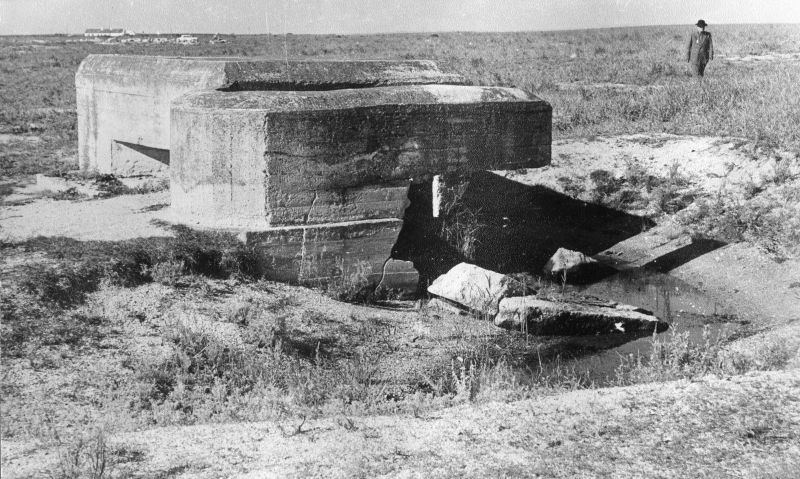 Огневая точка гитлеровских войск_ разгромленная советскими артиллеристами на Голубой линии в Славянском районе (1).jpg