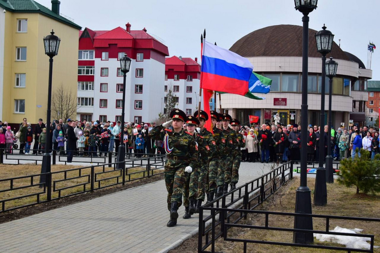 Церемония возложения цветов к мемориалу в Излучинске