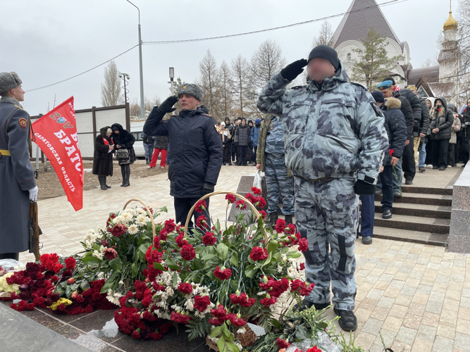 В Саратове сотрудники Росгвардии возложили цветы к памятнику «Землякам, погибшим в локальных войнах»