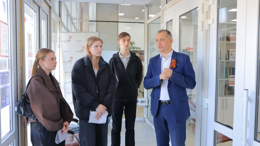 Служба занятости Севастополя организовала профэкскурсию для студентов в МФЦ