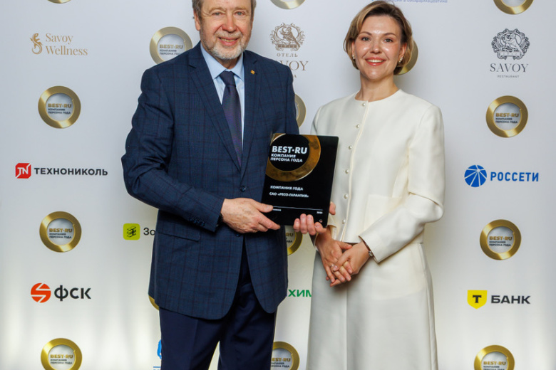 Игорь Иванов, вице-президент по рекламе, маркетингу и PR в РЕСО-Гарантия, Ксения Юхименко из команды проекта «Агент рядом»