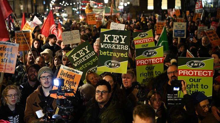 В Великобритании началась крупнейшая за треть века общенациональная забастовка