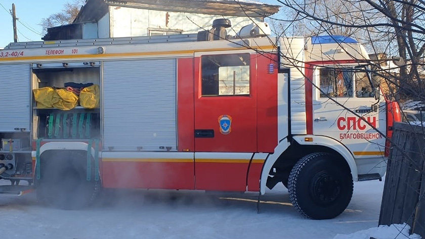 Двоих человек спасли из горящей квартиры в Белогорске