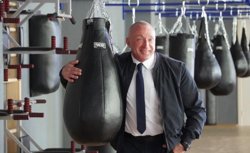 Василий Кузнецов регулярно посещает тренажерный зал 