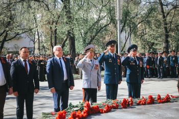 В преддверии Дня Победы в Екатеринбурге состоялась торжественная церемония возложения цветов к памятнику легендарному Георгию Жукову