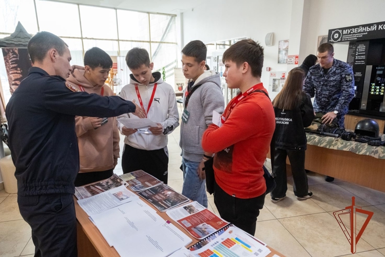 В Хакасии росгвардейцы презентовали свои профессии на профориентационном мероприятии 