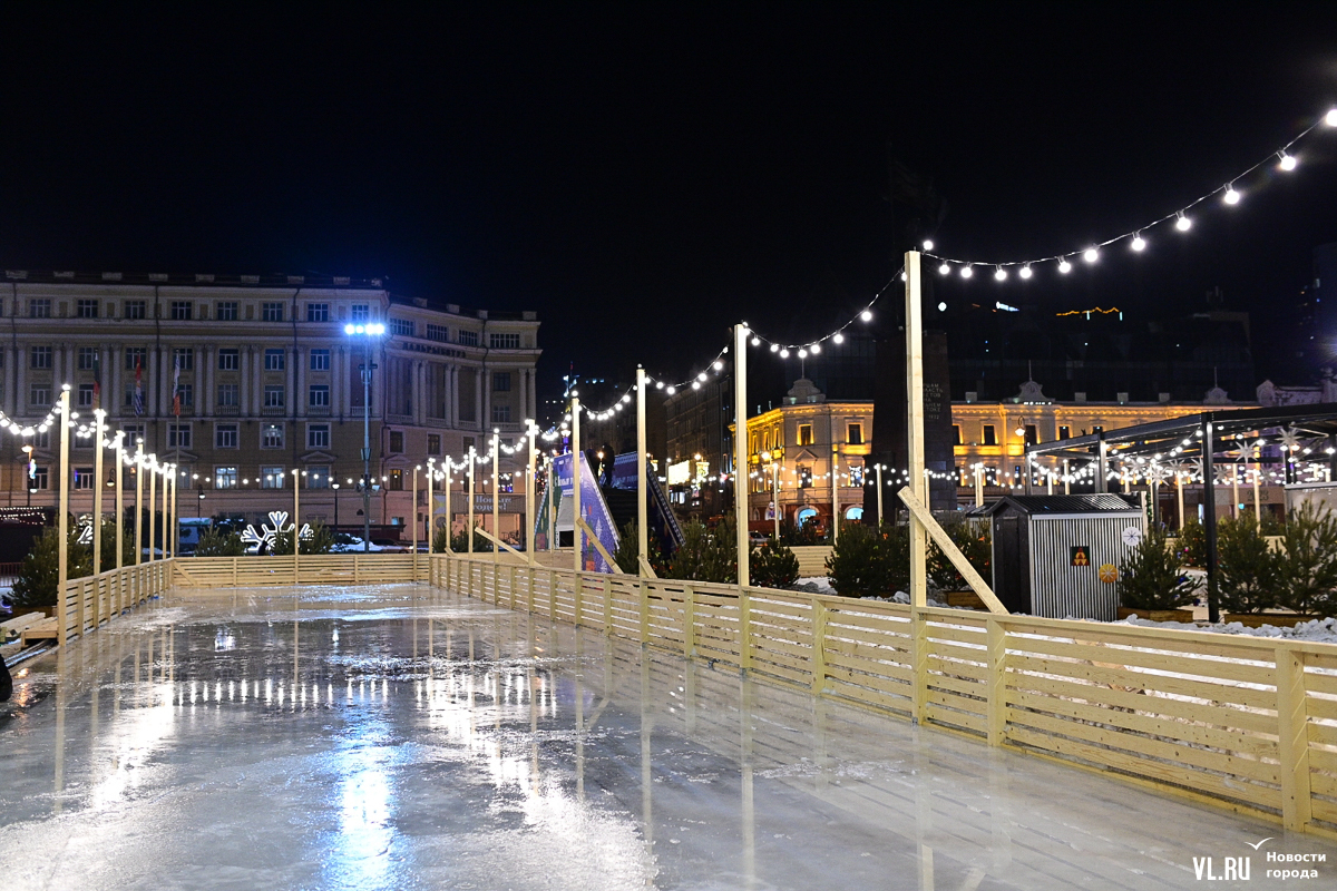 2 декабря вечером. Новогодняя площадь во Владивостоке 2024. Площадь борцов революции Владивосток новый год. Владивосток городок на площади. Ледяной городок во Владивостоке.