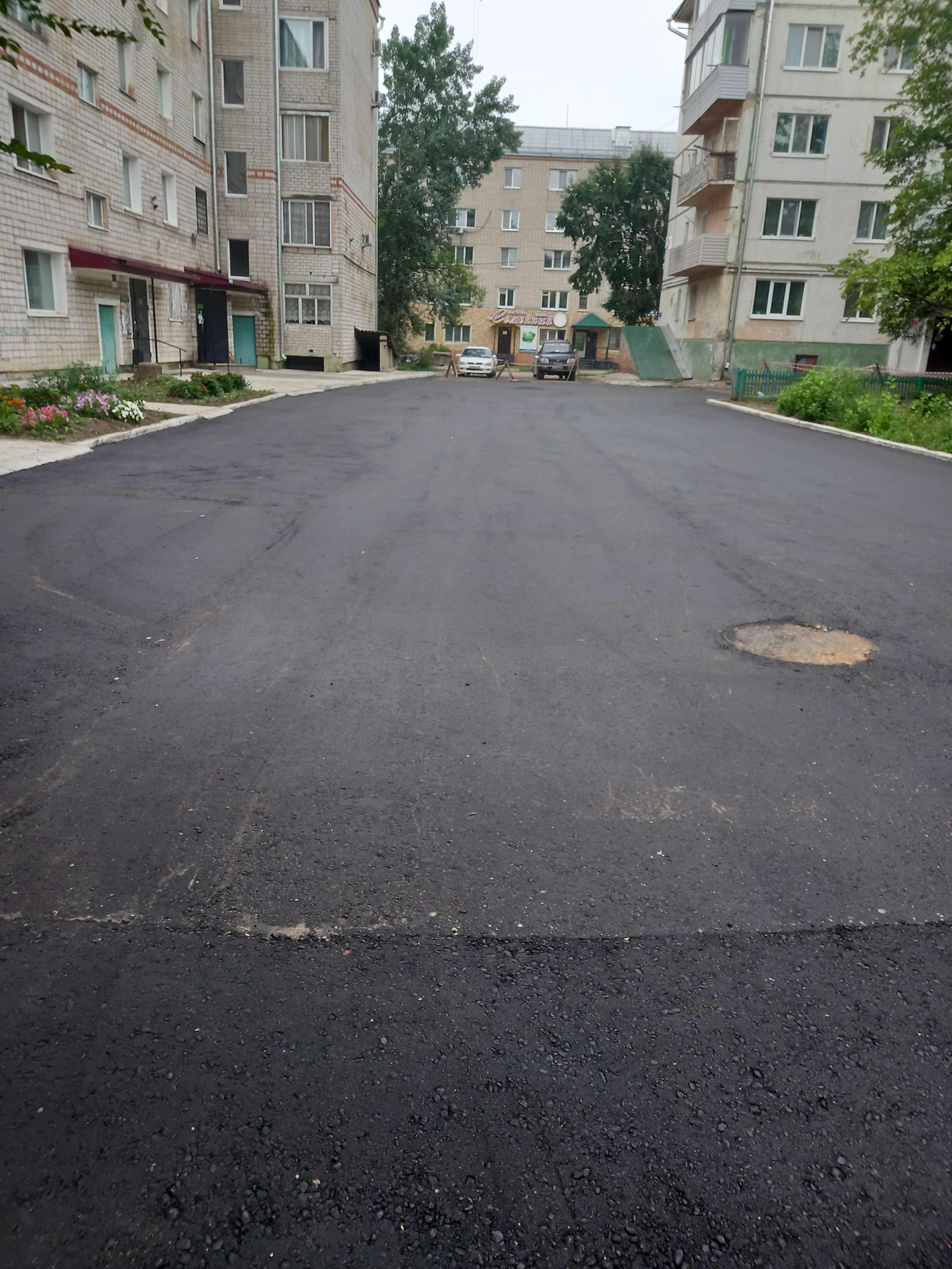 Раз двор. Раз двор. Озеленение дворовых территорий. Двор пятиэтажки. Дворы тверской.