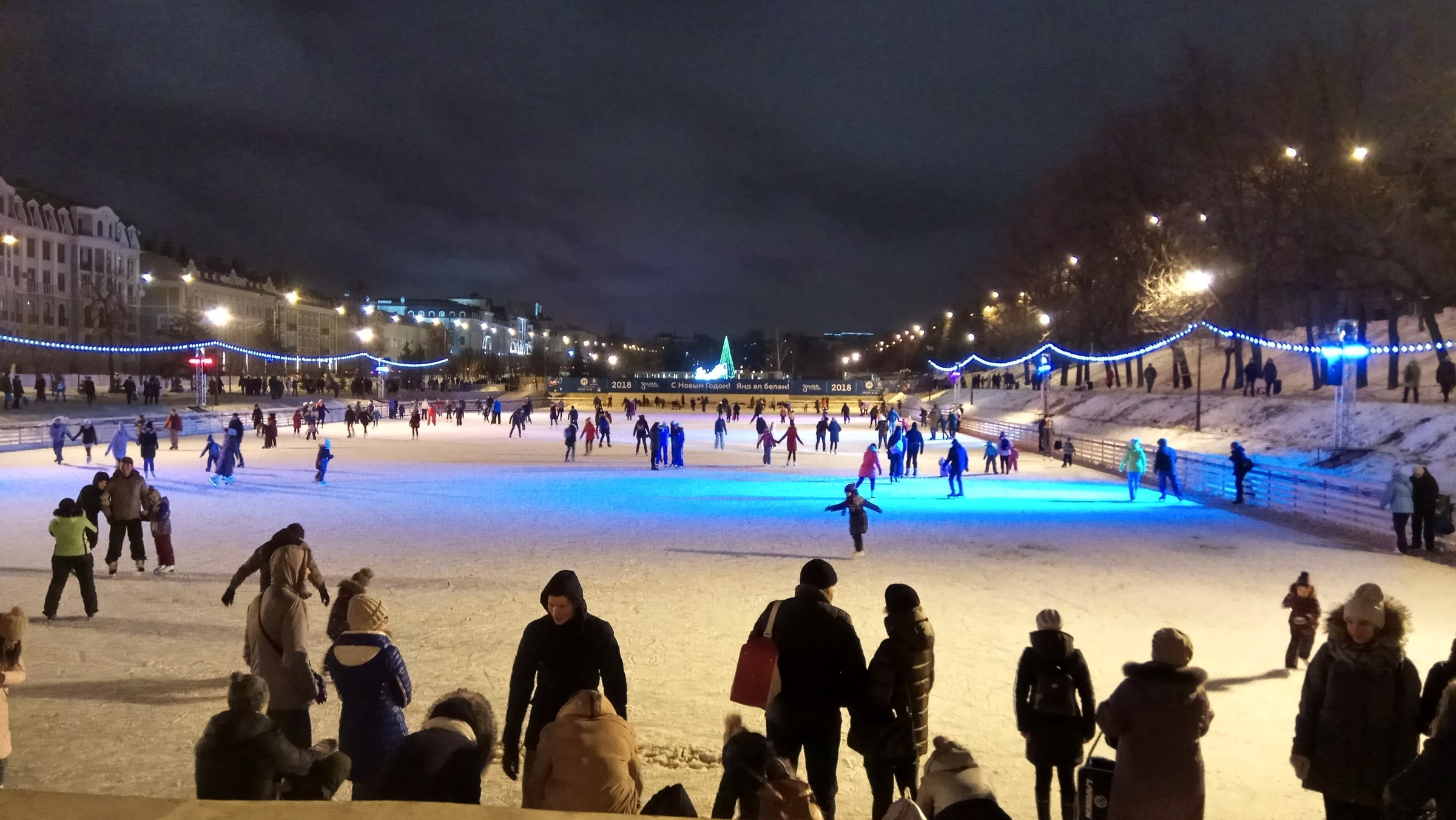 ледовый городок экият казань. новогодняя казань. парк черное озеро казань 2021. парк черное озеро казань 2021. новогоднее украшение улиц в казани.