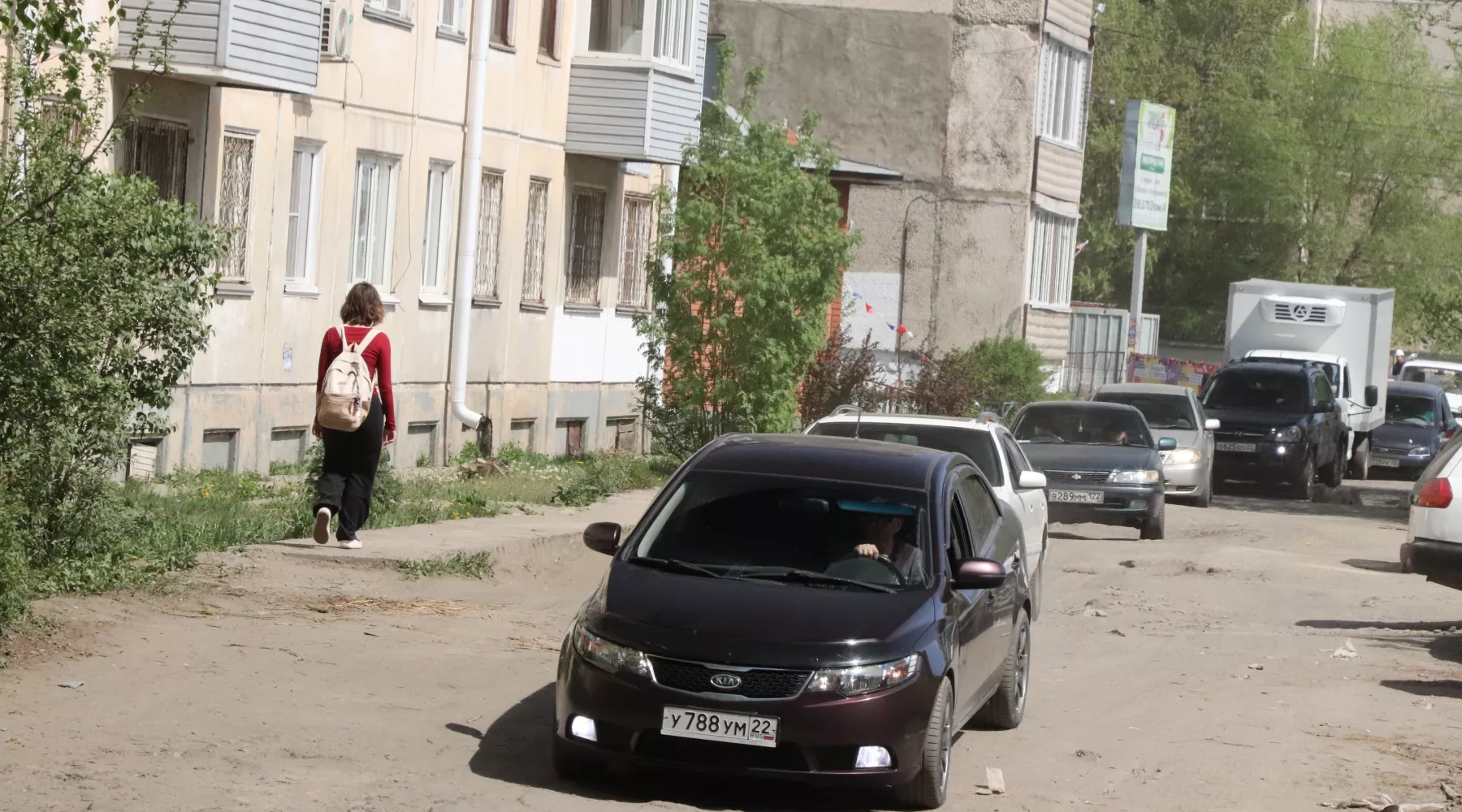 Двор бийских пятиэтажек превратился в настоящую дорогу. 