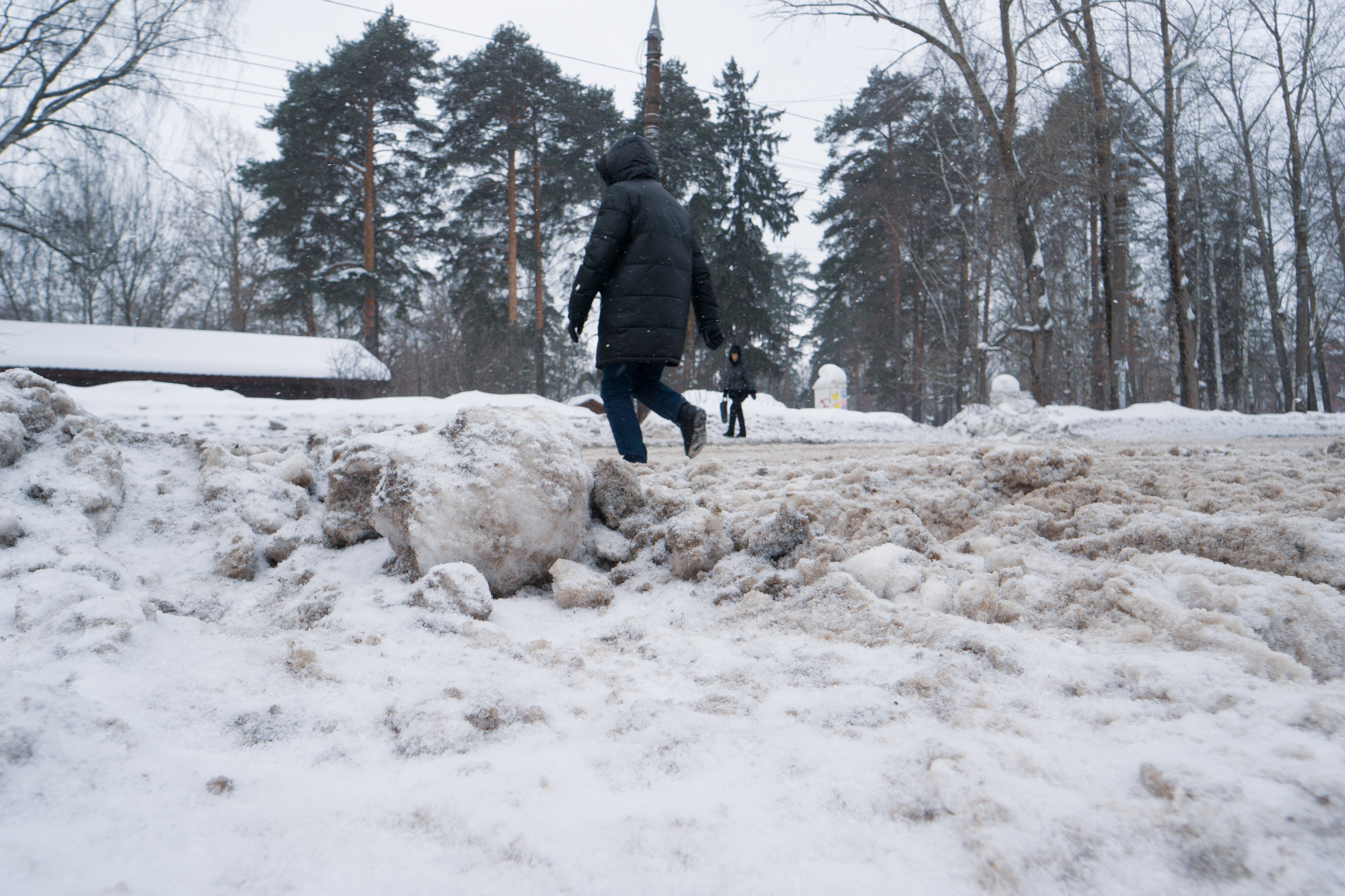 День 0 градусов. Мокрый снег. Снежная погода. Снег в воздухе.