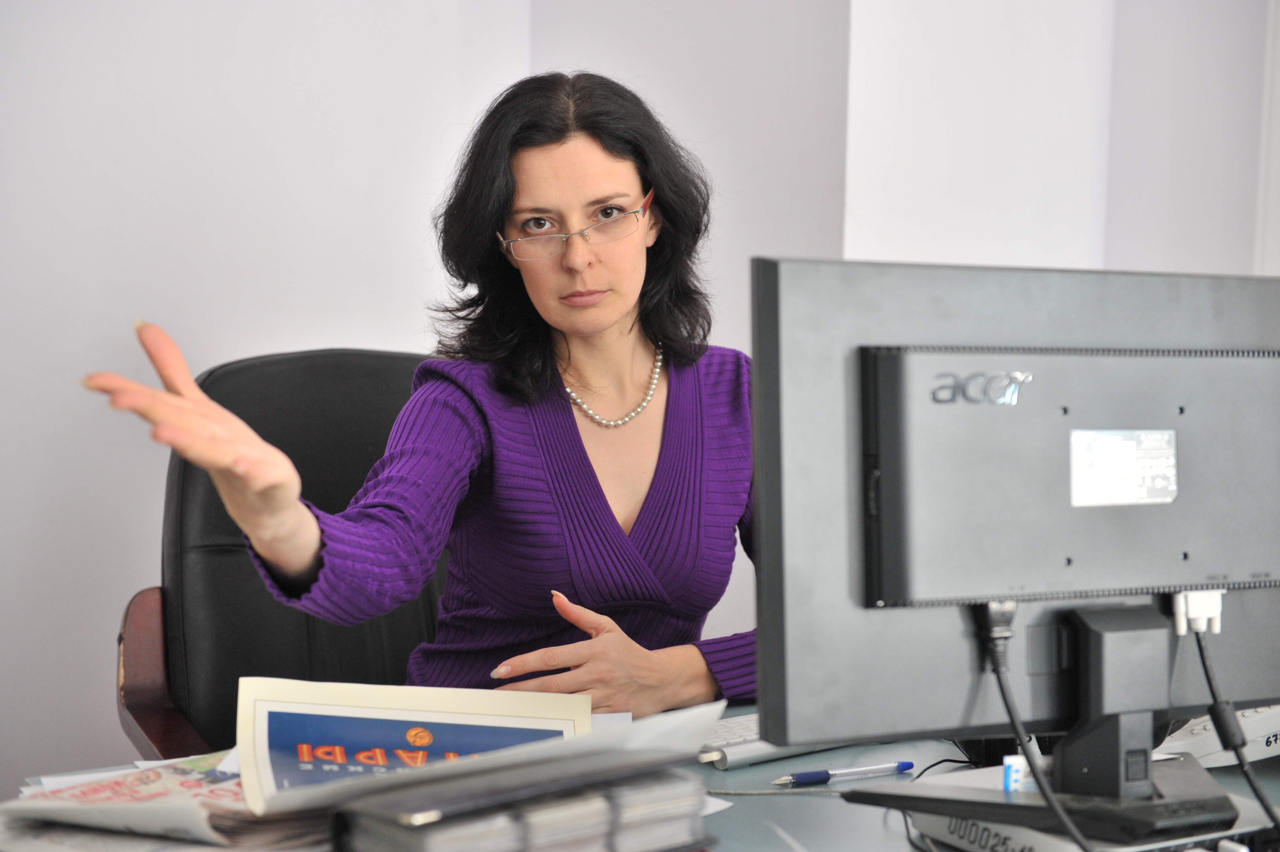 Женщина начальник. Женщина начальница. Строгая женщина начальник. Портрет директрисы.