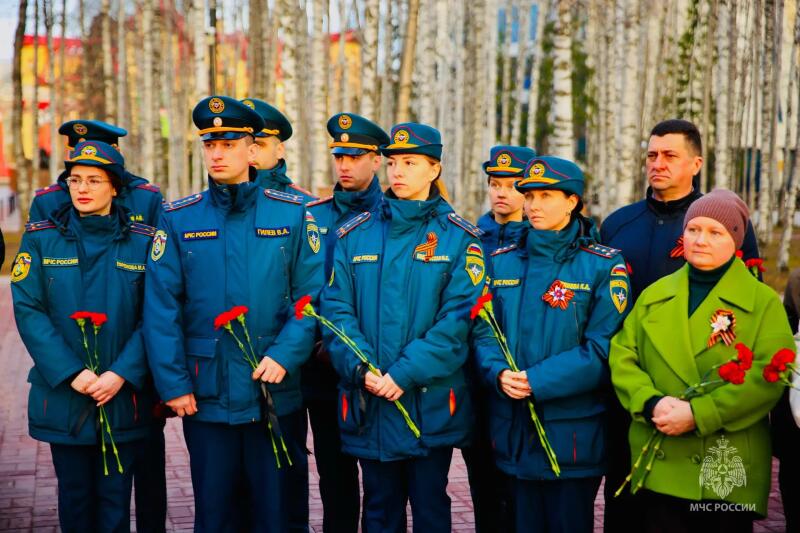 Сотрудники Главного управления МЧС России по Югре приняли участие во всероссийской патриотической акции «Рассвет Победы»