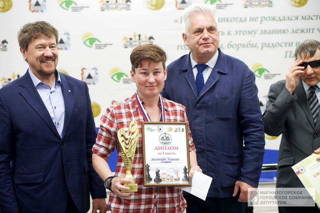 Фрагмент церемонии награждения. В кадре официальные лица и победитель среди женщин - Колесникова Мирослава с кубком и дипломом.