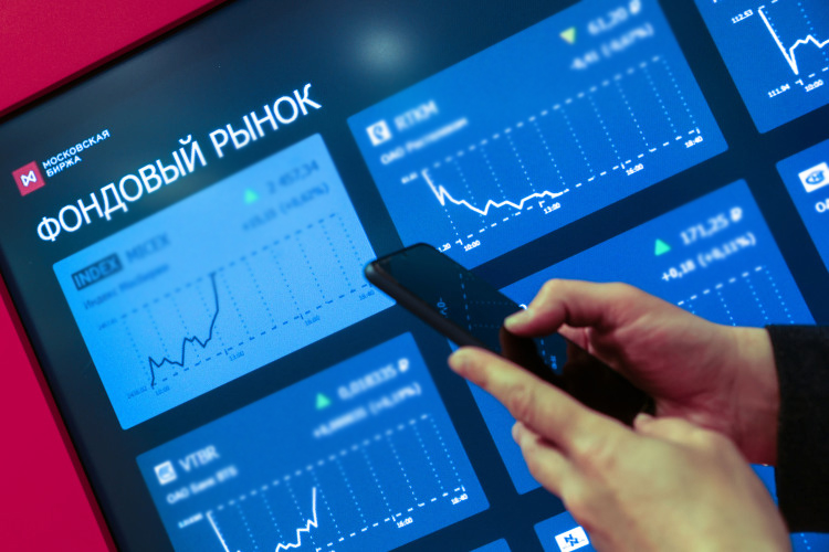 Акции КОСа на начало 2024 года торговались на бирже по 110 рублей, а акция НКНХ стоила 104,05 рубля. За год цена бумаг КОСа просела на 27,8%, до 79,4 рублей за одну акцию, а НКНХ — на 13,5%, до 90 рублей за акцию