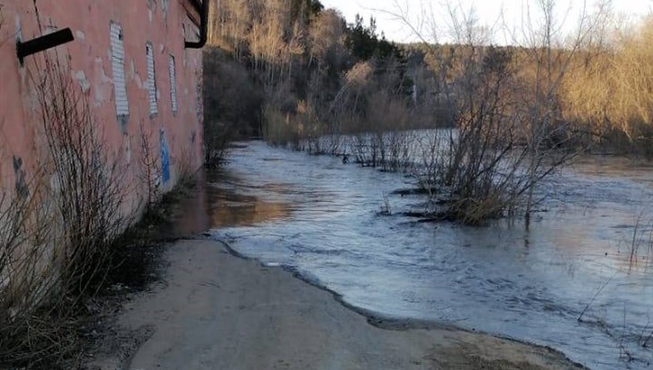 Вода в Ушайке поднялась выше на Степановке в Томске, работает насос ...