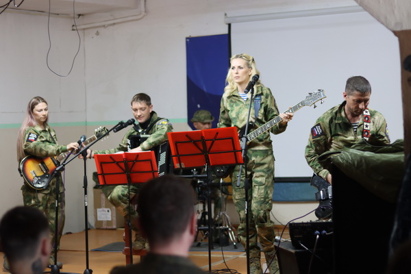 В исправительной колонии № 1 выступили артисты военно-инструментальной группы «Стальной аккорд»