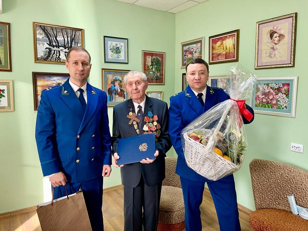 Работники прокуратуры поздравили с 301-й годовщиной со дня образования ...