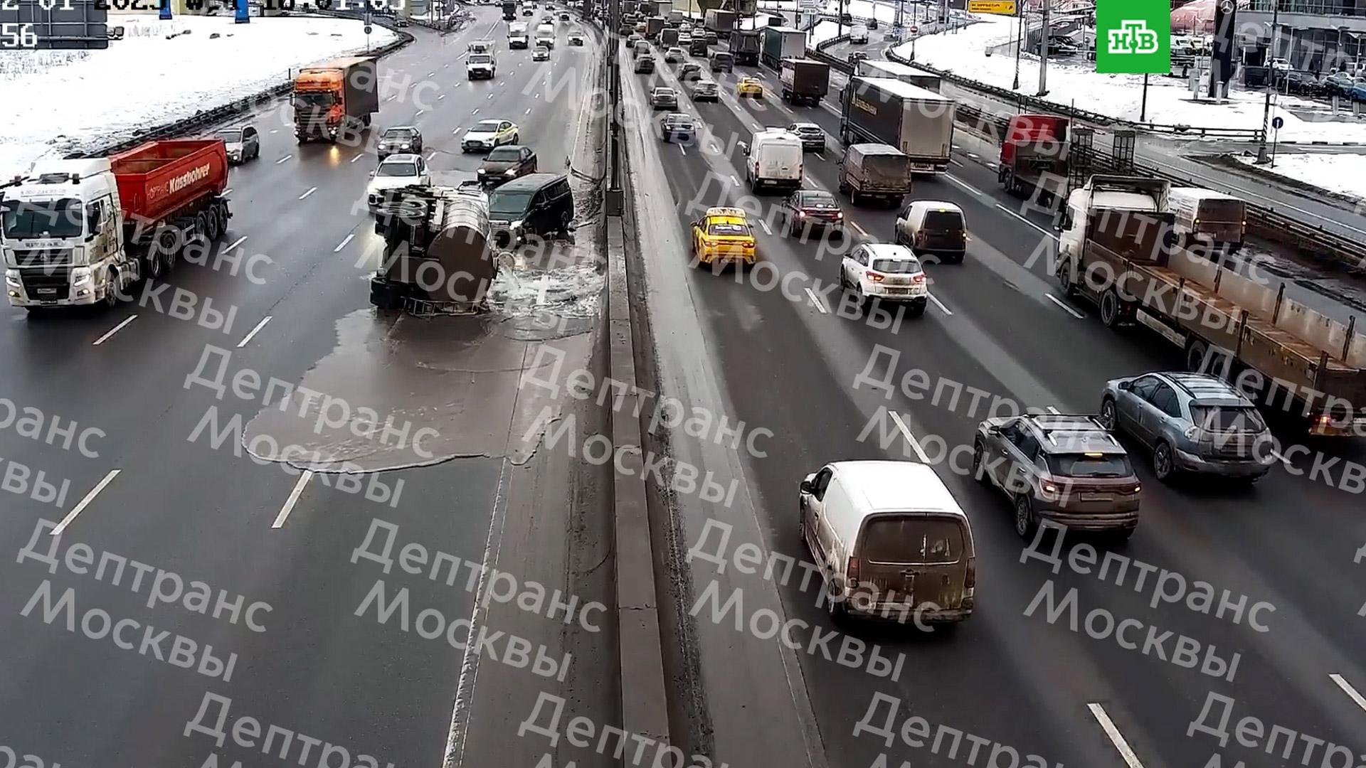 Мкад перевернулась машина. На мкаде перевернулась машина сегодня. Мкад перевернулась машина. Мкад перевернулась машина. Мкад.