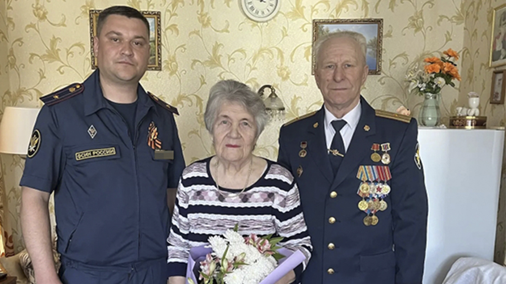 Сотрудники УИС на дому поздравили ветеранов ведомства